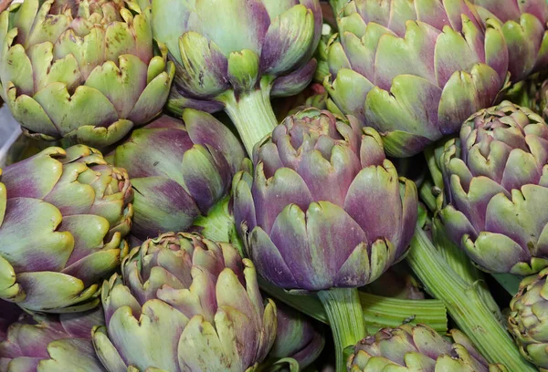 Grandes Alcachofas Verdes Recién Recogidas Para Venta Mercado Frutas Verduras —  Fotos de Stock