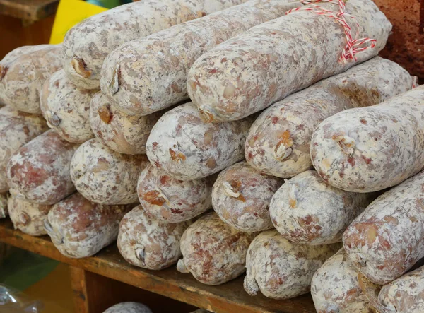 Carnes Curadas Sazonadas Para Venta Puesto Del Agricultor Mercado Local —  Fotos de Stock