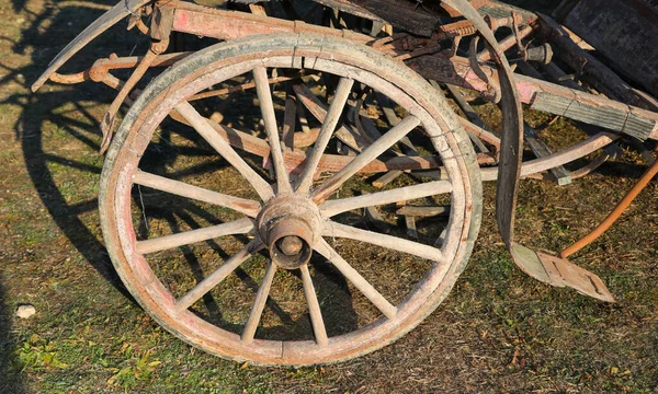 带轮毂的马车的非常旧的木制轮毂 — 图库照片