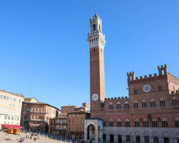 中央イタリアのトスカーナ州シエナ市のメイン広場にあるデル マンギアと呼ばれる塔 — ストック写真