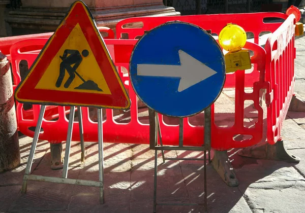 市内の道路建設現場と大きな矢印の標識は — ストック写真
