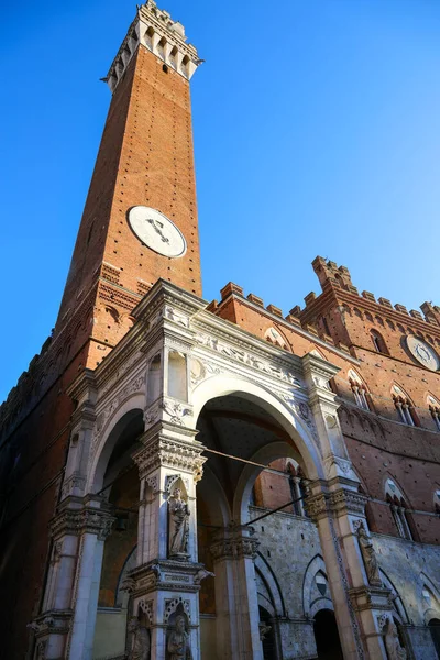 中央イタリアのトスカーナ州シエナ市のデル マンギアと呼ばれる塔と広場の礼拝堂と呼ばれる建築の拠点 — ストック写真