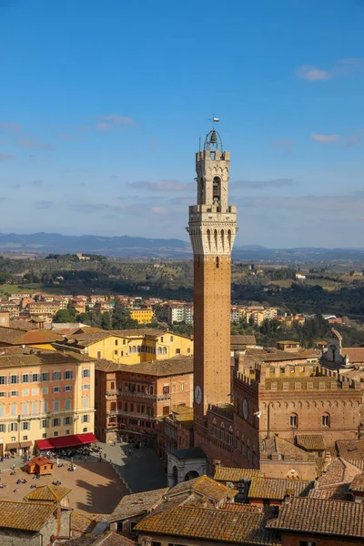 中央イタリアのトスカーナ州シエナ市のメイン広場にあるデル マンギアと呼ばれる塔 — ストック写真