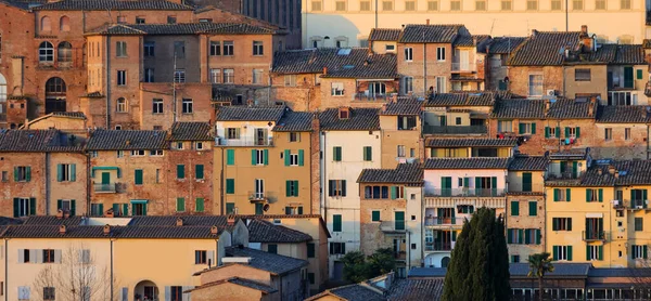 Panoramisch Uitzicht Huizen Allemaal Opgestapeld Europese Heuvel Zonder Mensen — Stockfoto