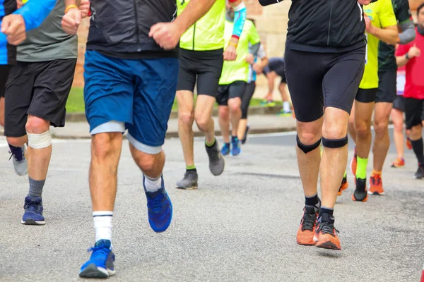 Wielu Sportowców Ubraniami Sportowymi Biegają Podczas Wyścigu Biegania Utwardzonej Drodze — Zdjęcie stockowe