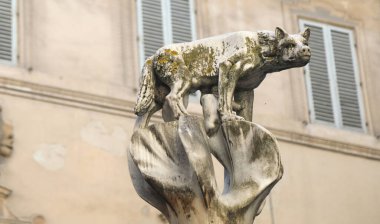 Orta İtalya 'da Siena Tuscany' de İtalyan dilinde LUPA SENESE adı verilen bir dişi kurt heykeli.