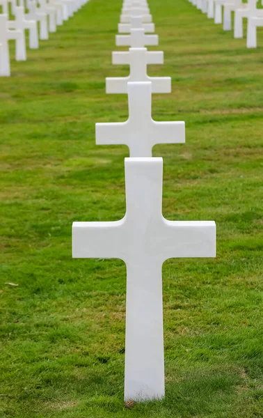 Νεκροταφείο Και Λευκοί Σταυροί Στους Τάφους Χωρίς Ανθρώπους — Φωτογραφία Αρχείου