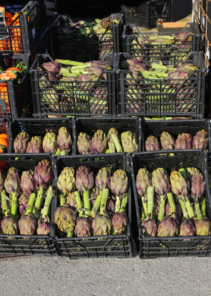 Viele Große Grüne Artischocken Zum Verkauf Auf Dem Gemüsemarkt Unter — Stockfoto