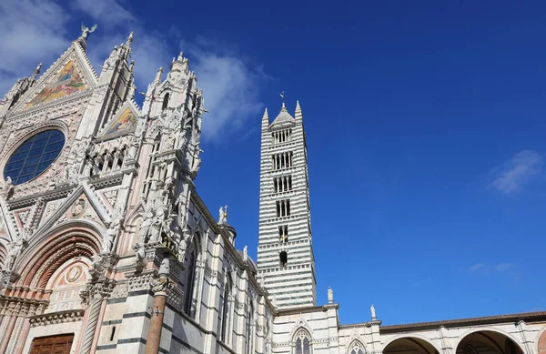 トスカーナのシエナ市の大聖堂と鐘楼はイタリア語でドゥオーモと呼ばれています — ストック写真