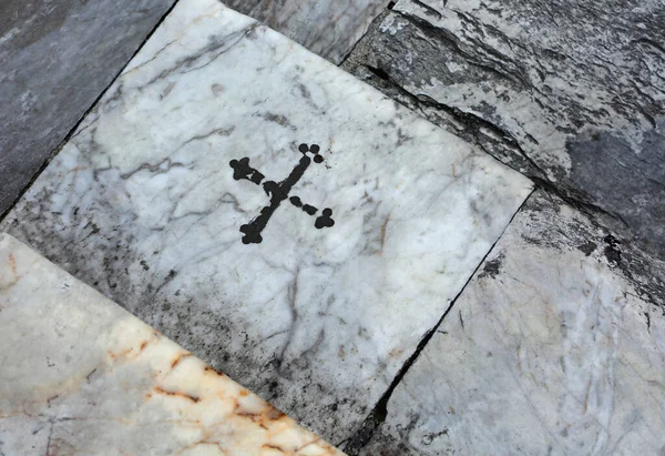 在意大利锡耶纳城 圣凯瑟琳被魔鬼推倒的地方 站在十字架旁边 — 图库照片