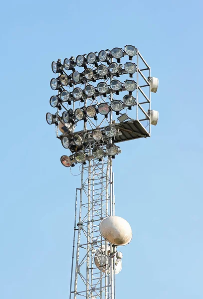Enorme Torre Luz Com Potentes Holofotes Para Iluminar Instalação Desportiva — Fotografia de Stock