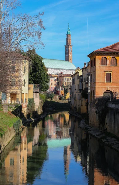 イタリアのヴィチェンツァ市のバシリカ パラディナと呼ばれるランドマークとレトロネ川の水への反射 — ストック写真