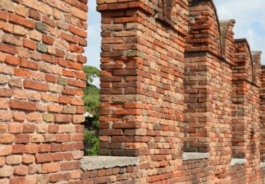 Şehir duvarında kırmızı tuğlalardan yapılmış crenellasyonlu antik savaşlar