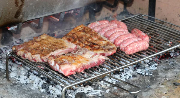 Barbecue Alla Griglia Che Cucina Con Salsicce Costole Ricambio Cotte — Foto Stock