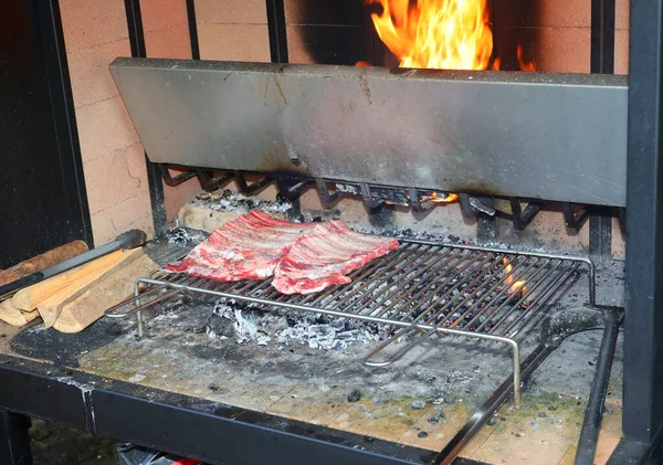 Barbecue Met Worstjes Varkensribbetjes Gekookt Embers — Stockfoto