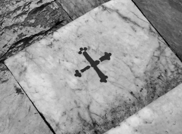 聖カトリーヌが中央イタリアのシエナ市の悪魔によって押された場所の十字架でステップ — ストック写真
