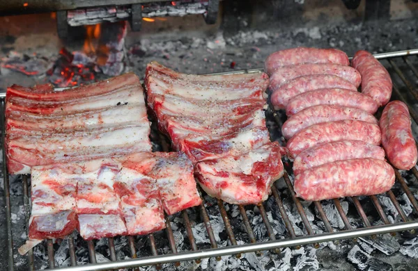 Salsicce Crude Costolette Maiale Pronte Essere Grigliate Sul Barbecue All — Foto Stock