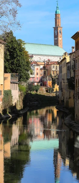 イタリアのヴィチェンツァ市のバシリカ パラディナと呼ばれるランドマークとレトロネ川の水への反射 — ストック写真