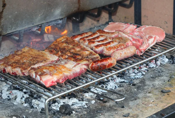 Barbecue Alla Griglia Che Cucina Con Salsicce Costole Ricambio Cotte — Foto Stock
