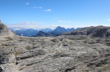 Kuzey İtalya 'daki dolomitlerin ay manzarası ve kayaların ortasındaki Rosetta denen dağlık sığınak.