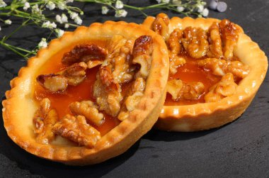 Şekerli ve karamelli cevizli el yapımı kek.