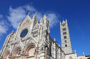 Orta İtalya ve Çan Kulesi 'ndeki SIENA Katedrali Cephesi