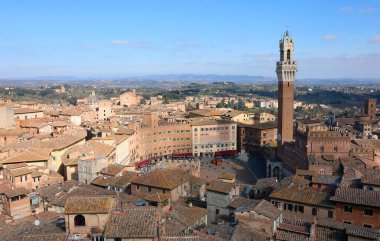 İtalya 'daki Siena şehrinin en üst görüntüsü DEL MANGIA ve Palio Meydanı adlı kuleyle