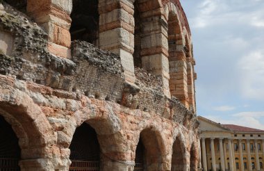 Verona Arena, İtalya 'nın Bra Sauare şehrinde M.S. 30 yılında inşa edilmiş bir Roma amfitiyatrosu.