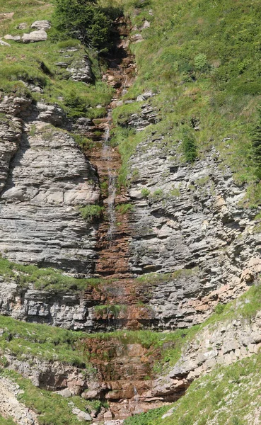 Νερό Πηγής Της Πηγής Μεταξύ Των Βράχων Του Βουνού Καλοκαίρι — Φωτογραφία Αρχείου