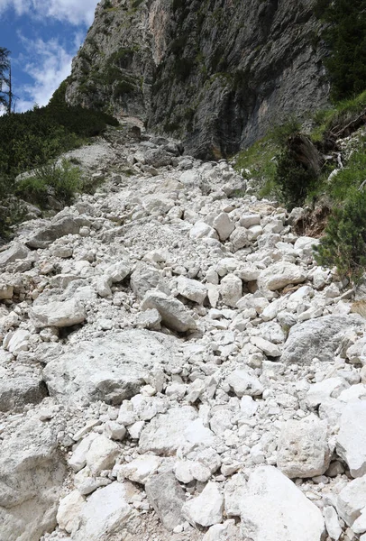 北イタリアのヨーロッパアルプスの山の中に大きな岩のあるスクリーン — ストック写真