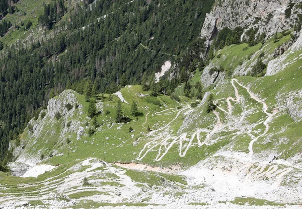 在意大利靠近San Martino Castrozza村的Dolomite阿尔卑斯山陡坡上 扎格走道沿着陡峭的斜坡下降 — 图库照片