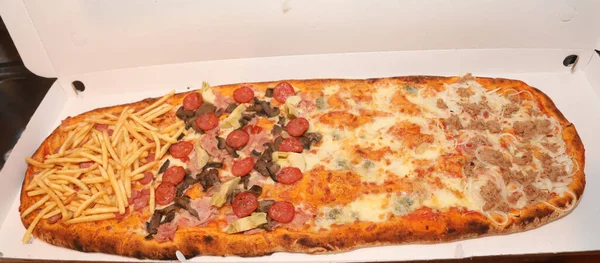Величезна Довга Піца Томатним Сиром Моцарелою Гострі Гриби Салямі Упаковці — стокове фото