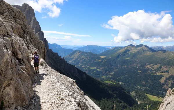 年轻的女人背着背包走在意大利白云石阿尔卑斯山的路上 — 图库照片