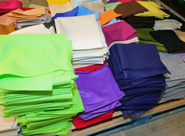 织物商店出售的毛毡布和彩色织物碎片 — 图库照片