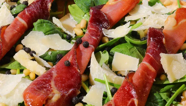 グラナチーズと緑のロケットの葉のスライスブレザオラフレークで作られた冷たい料理の詳細 — ストック写真