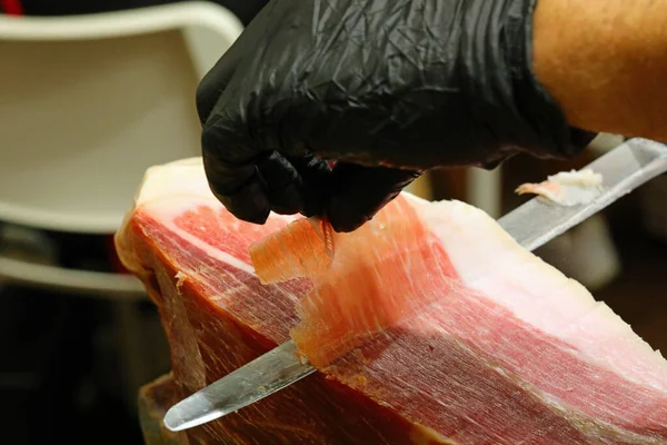 Snijden Van Gekruide Rauwe Ham Met Gesneden Vet Witte Reuzel — Stockfoto