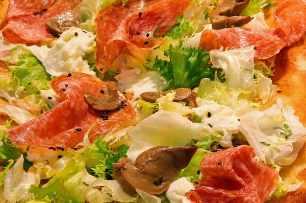 意大利味道鲜美的餐馆里用切片蘑菇装饰比萨饼的细节 — 图库照片