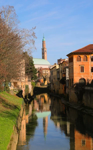 イタリアのヴィチェンツァ市と大聖堂パラディアナのRetrone川の水への反射 — ストック写真