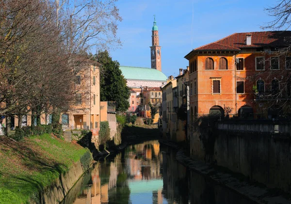 Die Stadt Vicenza Italien Und Die Reflexion Des Retrone Flusswassers — Stockfoto
