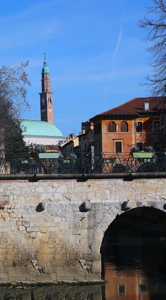 意大利北部Vicenza镇被称为Ponte Furo的古桥和称为Basilica Palladiana的纪念碑 — 图库照片