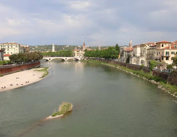 Ύδατα Του Ποταμού Adige Στην Πόλη Της Βερόνα Στην Περιφέρεια — Φωτογραφία Αρχείου