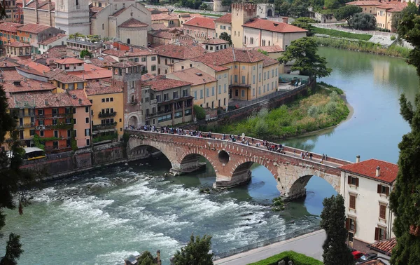 イタリアのヴェローナ市とアディジェ川を渡るポンテ ピエトラと呼ばれる古い石の橋 — ストック写真