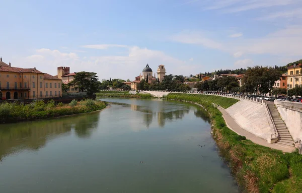 イタリアのヴェローナ市とドームを持つ聖ジョージ教会とAdigeと呼ばれる川 — ストック写真