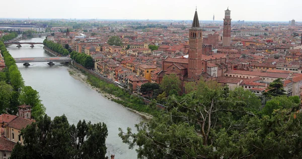 意大利北部维罗纳市和Adige河及其桥的全景 — 图库照片