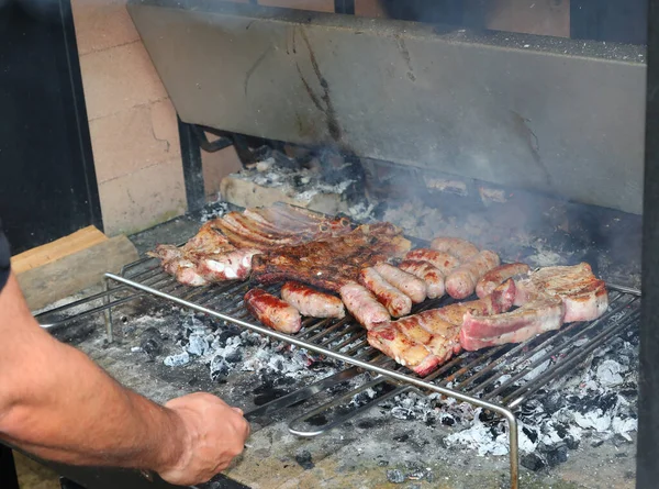 Mão Cozinheiro Enquanto Cozinha Com Salsichas Bbq Costelas Porco Cozidas — Fotografia de Stock