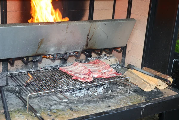 Barbacoa Con Embutidos Costillas Cerdo Cocinadas Sobre Los Embers —  Fotos de Stock