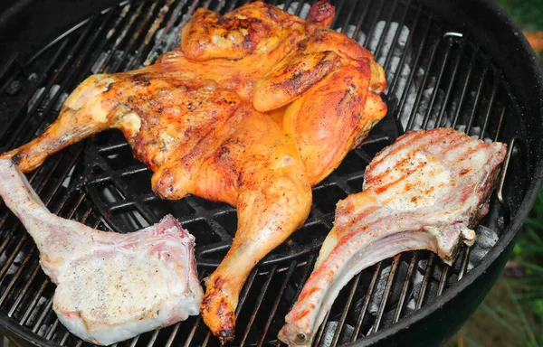 Sehr Große Gegrillte Hühnchen Und Bbq Schweinekotelett — Stockfoto