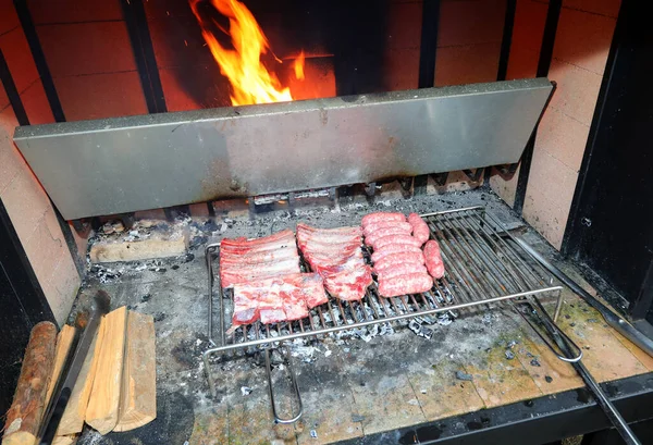 Grelha Metal Grande Churrasco Livre Salsichas Costelas Porco Estão Cozinhando — Fotografia de Stock