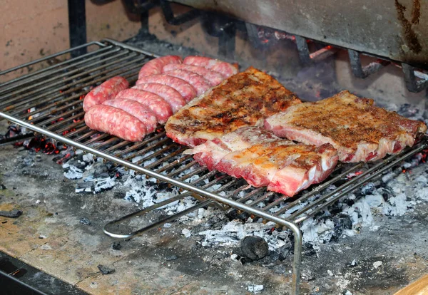Barbecue Alla Griglia Cucinare Con Salsicce Costole Ricambio Cotte — Foto Stock
