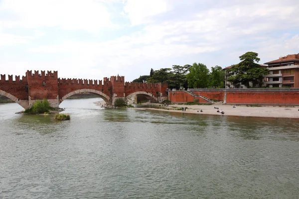 アディジェと呼ばれる川と北イタリアのヴェローナ市のポンテ カステルベッチョと呼ばれる橋 — ストック写真